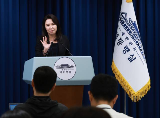 ▲강유정 대통령실 대변인이 16일 서울 용산 대통령실 청사에서 현안 브리핑을 마친 뒤 취재진 발언에 답하고 있다. ⓒ연합뉴스