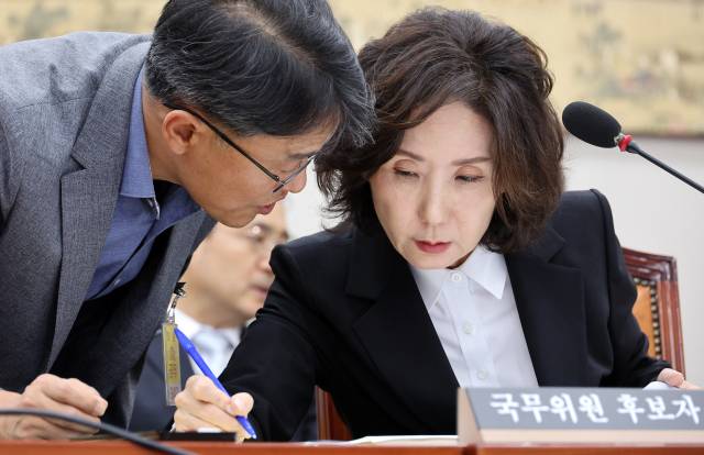 ▲이진숙 사회부총리 겸 교육부 장관 후보자가 16일 서울 여의도 국회 교육위원회에서 열린 인사청문회를 준비하고 있다. ⓒ연합뉴스