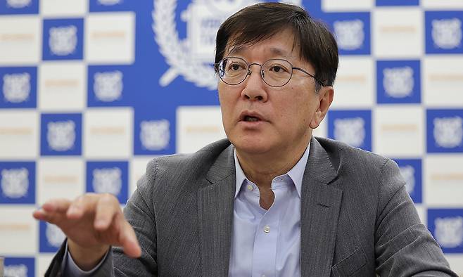 김영오 서울대 공대 학장은 지난 9일 “대학원에도 ‘학생 설계 전공’을 도입해 학부 전공과 인공지능(AI) 간 융합교육을 진행하려고 한다”며 “더불어 직장 경력 3년 이상 학사 졸업자를 대상으로 한 공학전문대학원은 산업 AI 인력을 양성하는 축으로 키워 나갈 생각”이라고 밝혔다. 이재문 기자