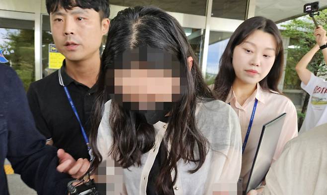 시험기간 중 학교에 무단 침입한 혐의로 구속 영장이 청구된 전직 기간제 교사 A 씨가 14일 대구지법 안동지원에서 구속 전 피의자 심문(영장실질심사)을 받은 후 이동하고 있다. 연합뉴스