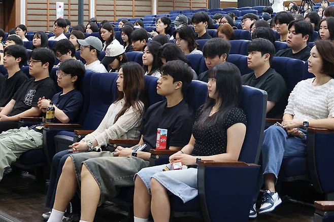 순천향대 재학생들이&nbsp;‘글로컬대학 설명회’에 참석해 사업 취지와 방향에 대한 설명을 듣고 있다.