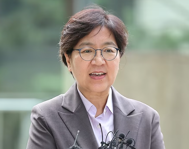 정은경 보건복지부 장관 후보자가 지난 6월 30일 오전 서울 중구 소월로 T타워에 마련된 인사청문회 준비 사무실로 출근하며 취재진의 질문에 답변하고 있다. 뉴스1