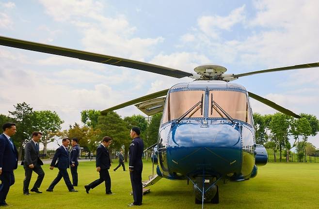 헬기 탑승하는 李대통령 - 이재명 대통령이 지난 14일 충북 진천 국가공무원인재개발원에서 열린 예비사무관 대상 특강을 위해 헬기에 탑승하고 있다. 대통령실은 15일 소셜미디어(SNS)를 통해 이 사진을 공개했다. 이재명 대통령 SNS