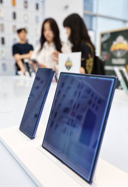 갤럭시 Z 폴드7·플립7 출격 - 삼성전자의 새 폴더블폰 갤럭시 Z7 시리즈의 사전 예약이 시작된 15일 서울 서초구 ‘삼성 강남’에 전시된 갤럭시 Z 폴드7과 플립7. 뉴스1