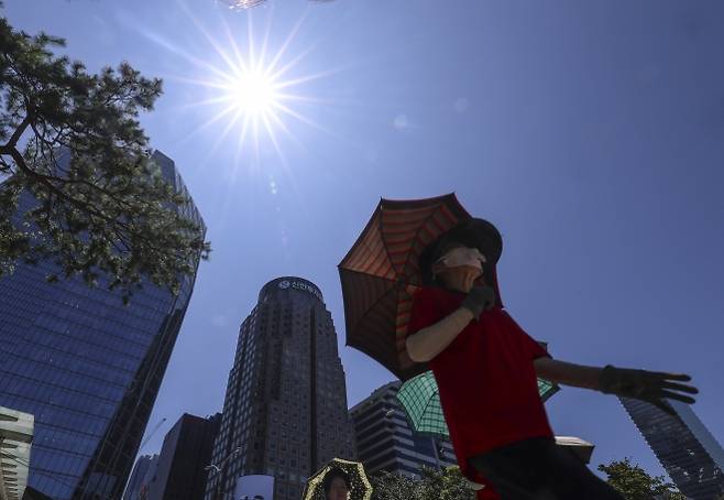 강렬히 내리쬐는 태양 - 연일 폭염이 계속되는 가운데 11일 서울 영등포구 여의도 공원에서 직장인들이 점심식사를 하기 위해 이동하고 있다. 2025.07.11. 뉴시스