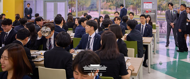 이재명 대통령이 지난 14일 충북 진천 국가공무원인재개발원에서 5급 신임 공무원 교육생들과 점심을 먹고 있다. 대통령실 제공