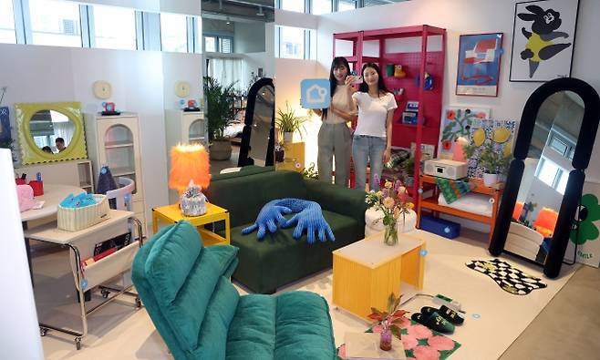 북촌에서 만나는 ‘오늘의집’ - 16일 서울 종로구 북촌 버킷플레이스가 운영하는 인테리어 플랫폼 ‘오늘의집’ 첫 상설 전시장인 ‘오프하우스’에서 모델들이 체험공간을 소개하고 있다.   이곳에서는 거실, 침실, 주방 등 주거 공간을 테마로 구역별 인테리어를 직접 체험해 보고 ‘오늘의집’이 취급하는 가구, 소품, 인테리어 관련 제품을 직접 확인해 볼 수 있다.  2025.7.16/뉴스1