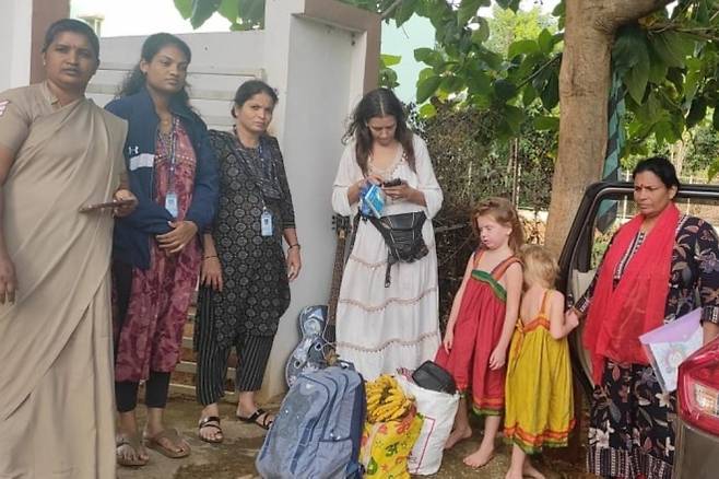 인도 남부 카르나타카주의 한 정글 속 동굴에서 40세 러시아인 여성 니나 쿠티나(가운데)와 그의 두 딸(쿠티나의 오른쪽)이 살고 있는 것을 고카르나 경찰이 발견했다. 당국은 비자로 만료된 이들을 러시아로 추방하는 절차를 밟고 있다. 고카르나 경찰 제공