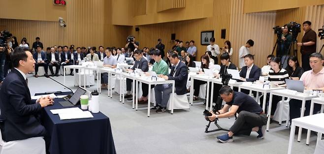 취임 3주년 기자회견 연 오세훈 시장 - 오세훈 서울시장이 16일 서울 중구 서울시청에서 민선 8기 취임 3주년 기자회견을 열고 있다. 연합뉴스