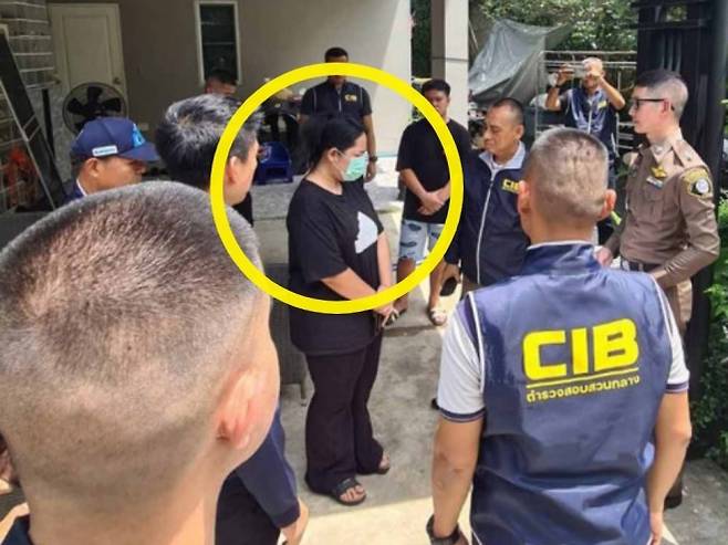 승려 최소 13명이 연루된 태국의 역대급 성(性) 스캔들 핵심 인물인 35세 여성 윌라완 엠사왓이 방콕 북쪽 논타부리주 자택에서 체포됐다고 태국 중앙수사국(CIB)이 15일(현지시간) 밝혔다. CIB 제공