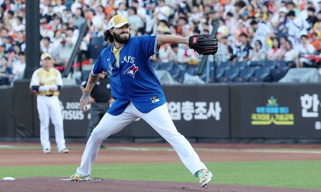 12일 대전 한화생명 볼파크에서 열린 2025 신한 SOL뱅크 KBO 올스타전. 나눔 선발 폰세가 메이저리그 시절 류현진 유니폼을 입고 있다. 2025.7.12 연합뉴스