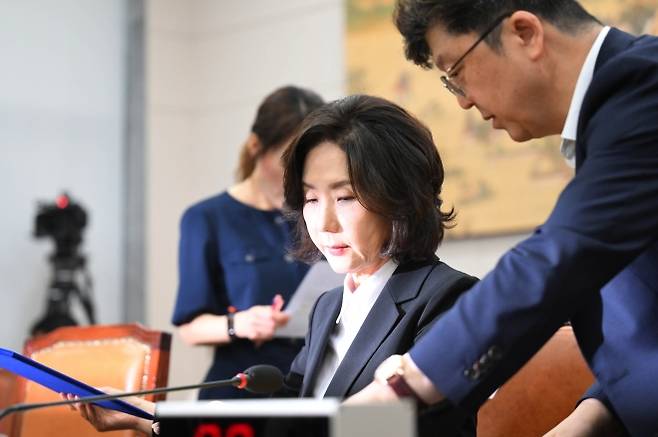 이진숙 사회부총리 겸 교육부 장관 후보자가 16일 국회 교육위원회에서 열린 인사청문회에 출석해 자료를 살펴보고 있다. 2025.7.16 홍윤기 기자