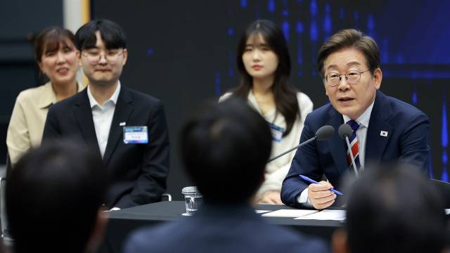 이재명 대통령이 지난달 11일 서울 영등포구 한국거래소에서 열린 주식시장 불공정거래 근절을 위한 현장 간담회에서 참석자 질문에 답하고 있다. 사진 제공=대통령실