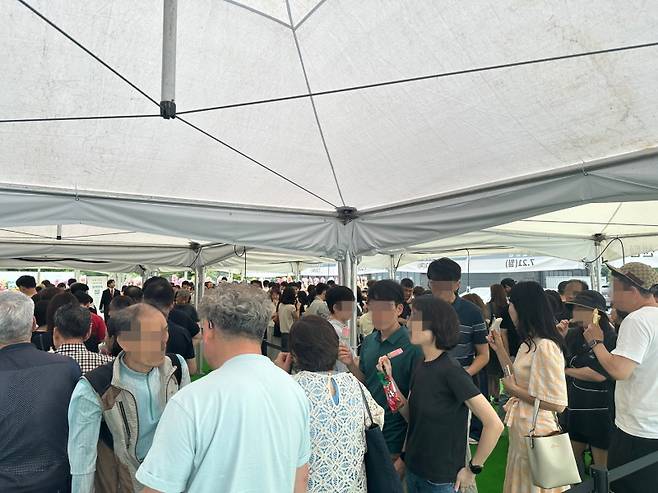 <르엘 리버파크 센텀 갤러리 외부 대기줄 모습>