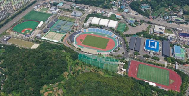 순천시 팔마종합경기장 전경. 팔마종합경기장은 30년이 경과된 좁고 노후화된 시설로, 장기적인 체육시설 확충이 필요한 실정이다. 사진 제공=순천시