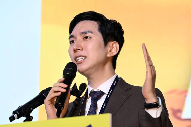 김제경 투미컨설팅부동산 소장이 16일 서울 중구 롯데호텔서울에서 열린 ‘서울경제 머니트렌드 2025’에서 서울·수도권 알짜 정비사업 투자 전략을 이야기하고 있다.