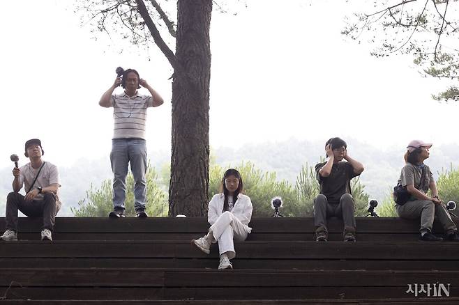 6월27일 경남 산청군의 산아책방 뒷산에서 임성택, 정효은, 김산아, 엄효정, 황호삼씨(왼쪽부터)가 소리를 듣고 있다. ⓒ시사IN 박미소