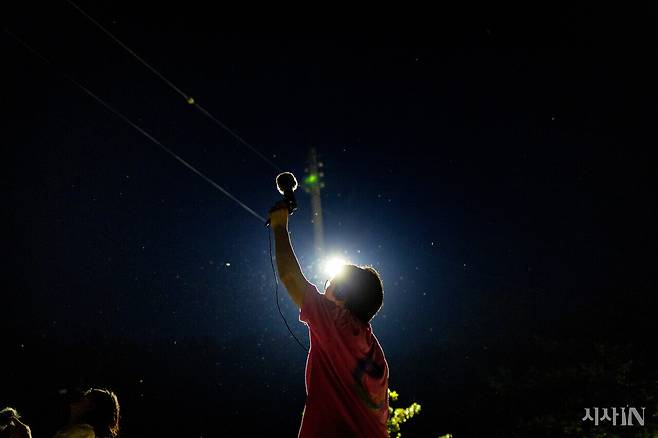 엄효정씨가 지향성 마이크를 들고 논 주변에서 나는 소리를 듣고 있다. ⓒ시사IN 박미소