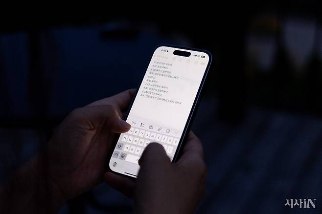 김산아씨가 새벽 새소리를 들으며 어떤 소리인지 분 단위로 기록하고 있다. ⓒ시사IN 박미소