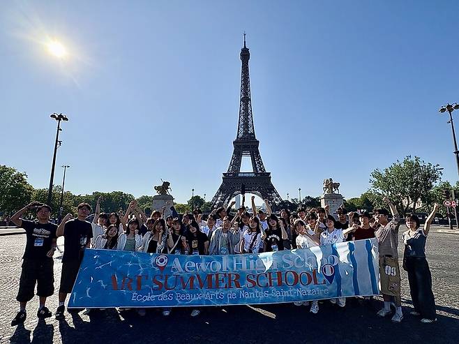 EBANSN 아트 서머스쿨에 참가하고 있는 애월고 학생들이 파리 에펠탑 앞에서 포즈를 취하고 있다. ⓒ제주도교육청 제공