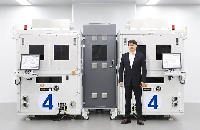 곽동신 한미반도체 회장은 지난 15일 "HBM4와 HBM5 생산에 하이브리드 본더를 도입하는 건 우도할계(牛刀割鷄)"라고 밝혔다. 사진은 곽동신 회장 ⓒ한미반도체 제공
