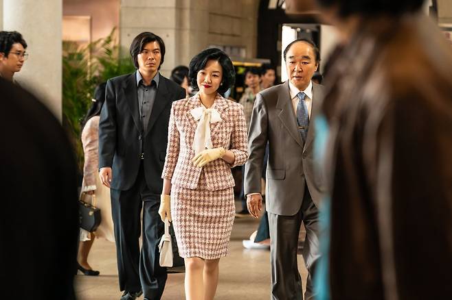 디즈니+ 오리지널 시리즈 ‘파인: 촌뜨기들’이 오늘(16일) 1~3회를 첫 공개하며, 신안 앞바다에 숨겨진 보물선을 둘러싼&nbsp;욕망과 배신을 그린 본격 한탕 드라마의 서막을 연다.&nbsp;사진제공 | 월트 디즈니 컴퍼니 코리아