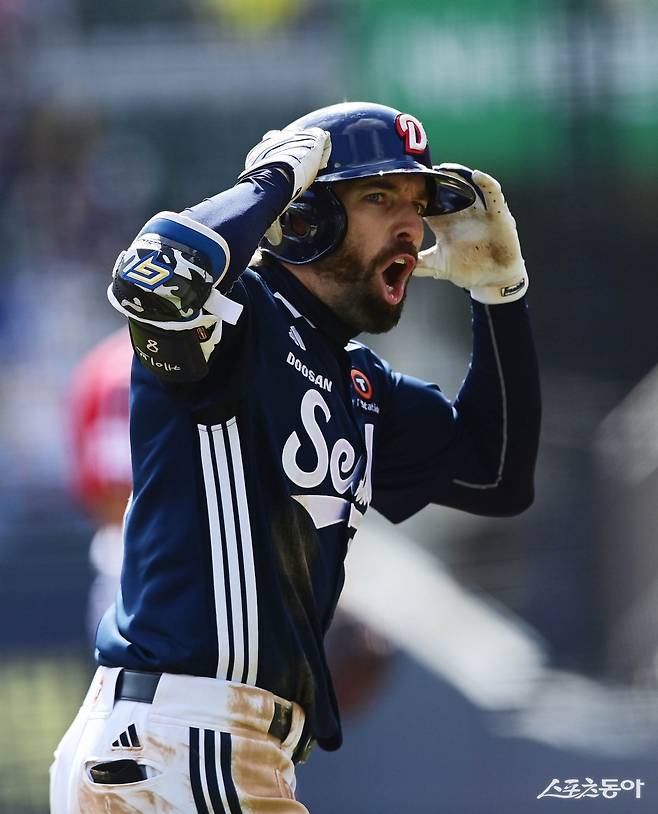 두산 케이브는 남다른 열정과 성실함으로 팬들은 물론 코칭스태프와 구단 관계자들에게도 인정받고 있다. 팀은 9위에 처져 있지만, 외국인타자만큼은 제대로 뽑았다는 평가다. 스포츠동아 DB