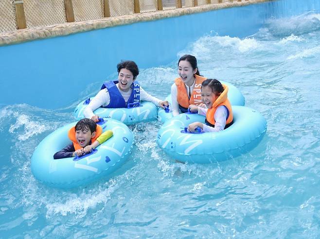 리뉴얼 오픈한&nbsp;예산&nbsp;스플라스 스파&워터파크의 어트랙션 ‘슽림 리버’. 최대 파고 2.5m의 급류 파도풀이다   사진제공｜호반호텔앤리조트