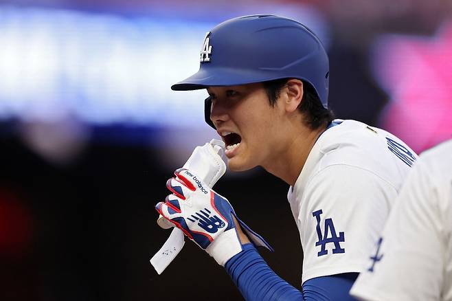 LA 다저스 오타니 쇼헤이가 16일 열린 올스타전 1회말 안타를 치고 기뻐하고 있다. 내셔널리그 올스타 1번 타자로 나선 오타니는 2타수 1안타를 기록했다. AFP연합뉴스