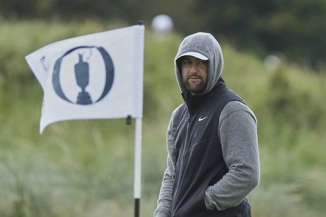 남자골프 세계 1위 스코티 셰플러가 제153회 디 오픈 개막을 앞두고 나선 기자회견에서 인생과 골프에 대한 내면의 성찰을 털어놓았다. 셰플러가 16일 연습라운드에서 쌀쌀한 기온을 이기기 위해 후드티 모자를 쓰고 그린을 살피고 있다. 포트러시｜AP연합뉴스