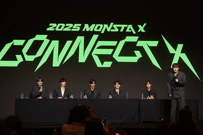 그룹 몬스타엑스의 주헌이 16일 서울 여의도 콘레드 호텔에서 열린 몬스타엑스 데뷔 10주년 기념 기자간담회에서 질의에 답하고 있다. 연합뉴스