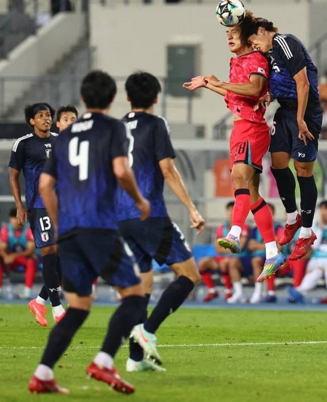 ▲ 한국 공격수들과 신체 싸움을 펼친 3명의 센터백 역시 기골이 장대했다. 우에다가 186cm, 아라키 하야토(산프레체 히로시마) 186cm, 안도 토모야(아비스파 후쿠오카)는 190cm를 자랑했다. 이호재와 오세훈 모두 190cm 이상의 신장을 자랑했지만, 산성들이 다수 달려드니 어쩔 도리가 없었다. ⓒ연합뉴스