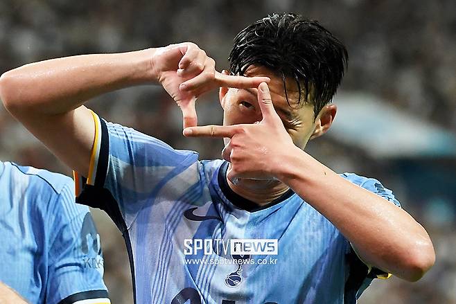 ▲ 토트넘은 손흥민의 팀내 입지를 고려해 거취 결정권을 위임했다. 계약만료까지 손흥민의 뜻에 따르기로 했다. 이적을 원하면 잡지 않고, 잔류를 결정하더라도 강제로 방출하지 않겠다는 입장이다. 실제로 손흥민이 사우디아라비아로 향하려는 뜻을 전달할 수 있다는 예상과 토트넘에 남아 UEFA 챔피언스리그에 마지막으로 도전할 것이라는 의견이 팽팽하게 맞선다. ⓒ곽혜미 기자