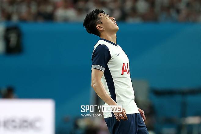 ▲ 토트넘은 손흥민의 팀내 입지를 고려해 거취 결정권을 위임했다. 계약만료까지 손흥민의 뜻에 따르기로 했다. 이적을 원하면 잡지 않고, 잔류를 결정하더라도 강제로 방출하지 않겠다는 입장이다. 실제로 손흥민이 사우디아라비아로 향하려는 뜻을 전달할 수 있다는 예상과 토트넘에 남아 UEFA 챔피언스리그에 마지막으로 도전할 것이라는 의견이 팽팽하게 맞선다. ⓒ곽혜미 기자