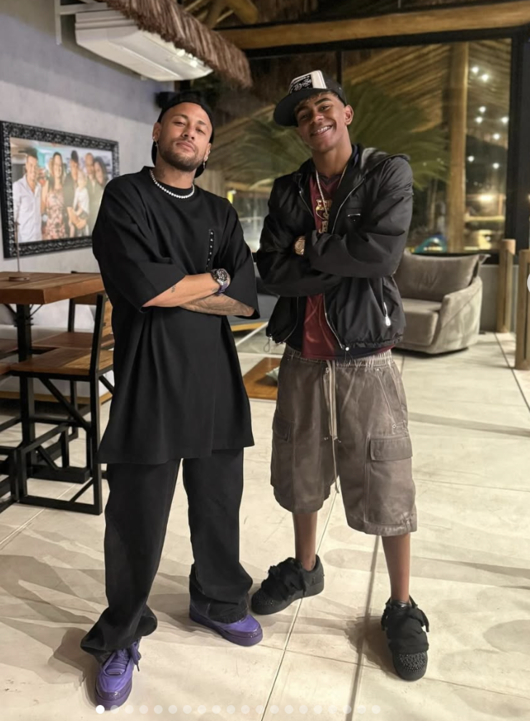 ▲ 어린 시절부터 빠르게 잠재력을 인정받은 야말은 2023년, 15세의 나이로 스페인 라리가 데뷔전을 치르며 구단 최연소 데뷔 선수라는 기록을 세웠다. 이어 성인 무대에서도 능력을 입증하며 점차 주전 자리를 꿰찬 그는 이제 명실상부한 바르셀로나의 에이스가 됐다. ⓒ 야말 SNS