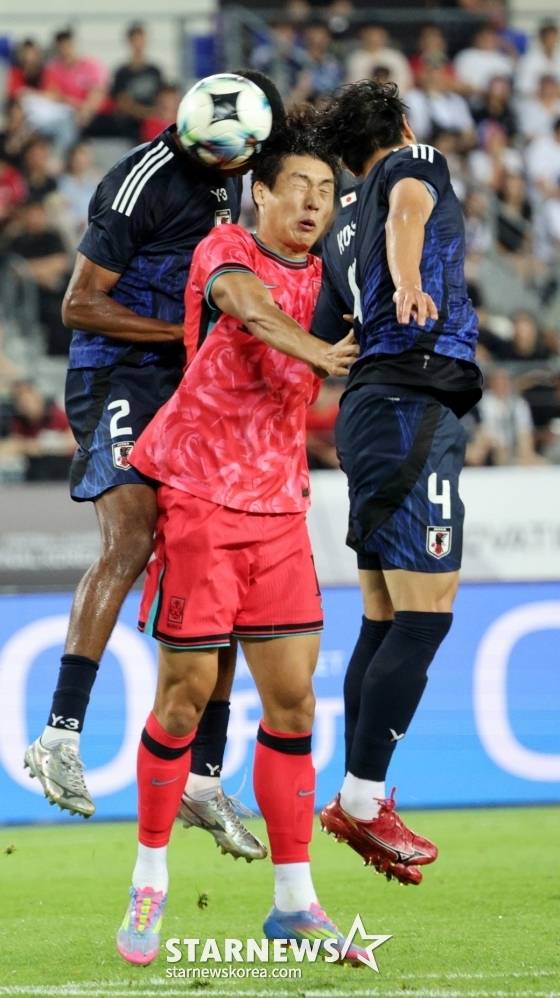 이호재(가운데) 15일 용인미르종합운동장에서 열린 2025 동아시아축구연맹(EAFF) E-1 챔피언십(동아시안컵) 일본과의 최종전 후반 샌드위치 마크를 받으며 공중볼을 다툼을 벌이고 있다. /사진=강영조 선임기자