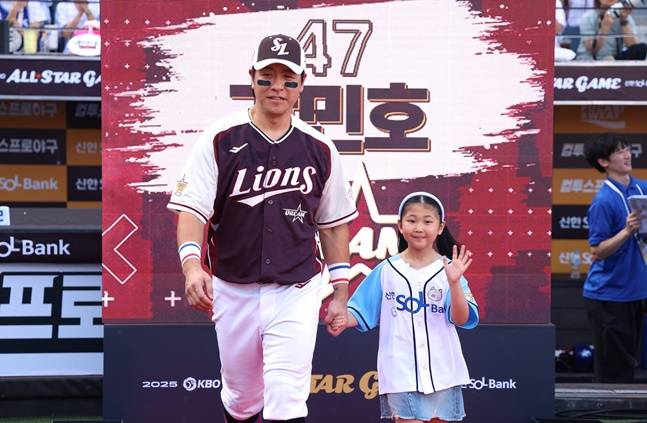 삼성 강민호(왼쪽)가 12일 열린 2025 KBO 올스타전에 나서고 있다. /사진=삼성 라이온즈 제공