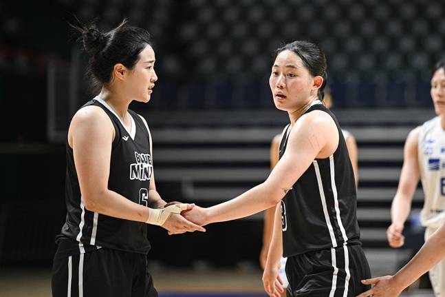 삼성생명 김아름(왼쪽)과 조수아. /사진=WKBL 제공