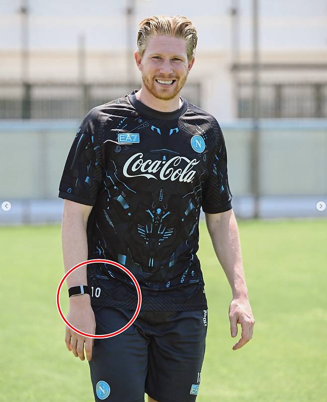 케빈 더 브라위너. 등번호 10번(빨간색 원)이 적힌 훈련복을 입고 훈련을 소화했다. /사진=나폴리 SNS