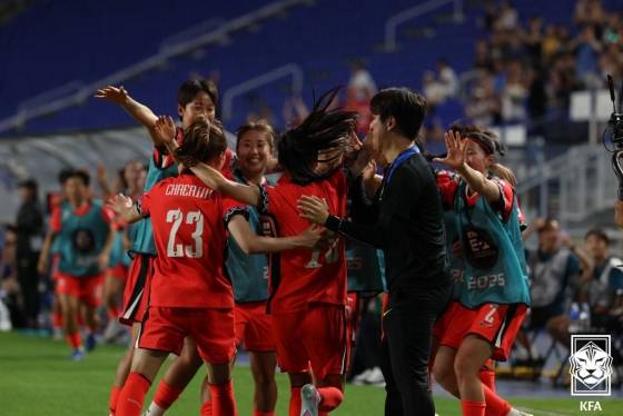 한국 여자대표팀 선수들이 9일 오후 8시 수원월드컵경기장에서 열린 2025 동아시아축구연맹(EAFF) E-1 챔피언십(동아시안컵) 1차전에서 동점골을 넣고 기뻐하고 있다. /사진=대한축구협회 제공