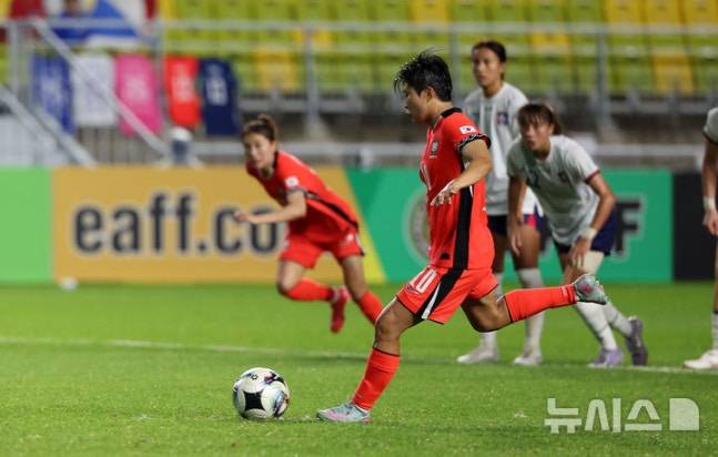 16일 경기 수원시 수원월드컵경기장에서 열린 2025 동아시아축구연맹(EAFF) E-1 챔피언십(동아시안컵) 여자부 대한민국 vs 대만 경기, 지소연이 패널티킥을 넣고 있다. /사진=뉴시스