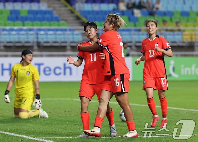 지소연(10번)과 이금민(26번)이 16일 오후 7시 30분 수원월드컵경기장에서 열린 2025 동아시아축구연맹(EAFF) E-1 챔피언십(동아시안컵) 3차전 한국의 선제골 후 기뻐하고 있다. /사진=뉴스1