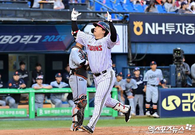 LG 트윈스 김현수가 올해 정규시즌 경기에 출전해 홈런을 친 뒤 세리머니하고 있다. 엑스포츠뉴스 DB