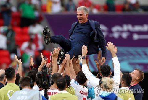 한국과 악연으로 얽혀 있는 포르투갈 출신 지도자 카를로스 케이로스 감독이 오만 축구 국가대표팀에 부임했다. 2026 국제축구연맹(FIFA) 북중미 월드컵(캐나다·미국·멕시코 공동개최) 아시아 지역 4차예선에 진출해 본선행에 도전하고 있는 오만이 경험이 풍부한 노장 케이로스 감독에게 감독직을 맡겼다. 사진 연합뉴스