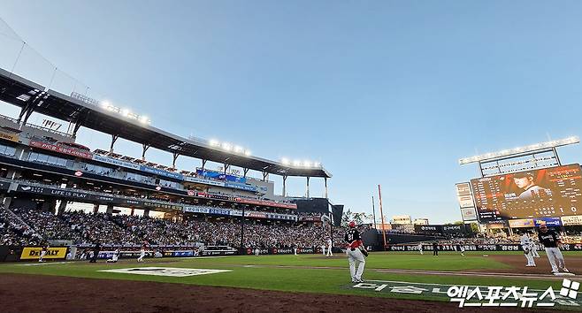 올해 33년 만에 전반기 1위를 달성한 한화 이글스가 전반기 시청률 집계에서도 톱10 경기에 모두 이름을 올리며 저력을 발휘했다. 특히 시청률 3%를 넘긴 경기가 7차례나 나오는 등 인기를 실감케 했다. 엑스포츠뉴스 DB