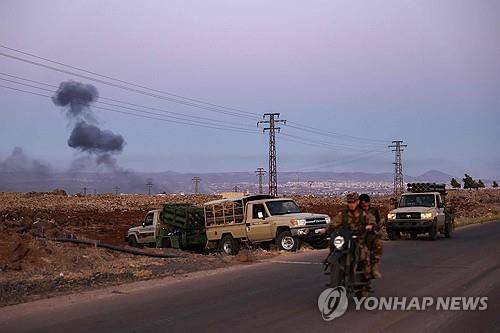 14일(현지시간) 이스라엘군 공습으로 연기 피어오르는 시리아 남부 스웨이다시 인근 [AFP=연합뉴스]