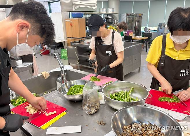 재료를 손질하고 있는 '은빛SOL다이닝' 프로그램 참가자 (서울=연합뉴스) 최혜정 인턴기자 = 지난 11일 '은빛SOL다이닝' 프로그램 참가자들이 요리에 쓰일 재료를 손질하고 있다. 2025.7.16