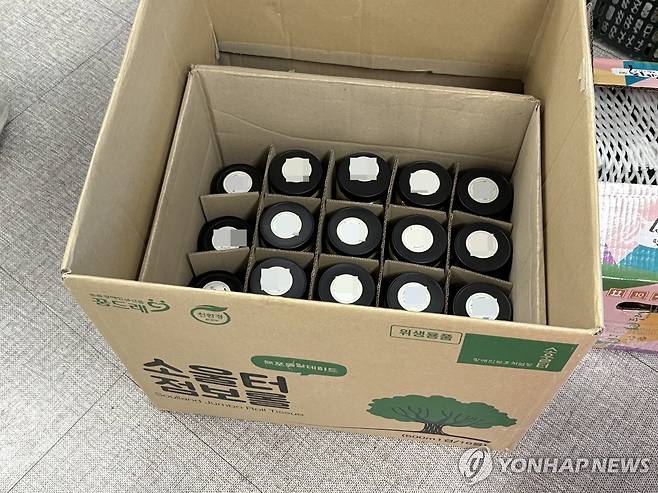 사회복지센터에 나눔될 고추장물 (서울=연합뉴스) 최혜정 인턴기자 = '은빛SOL다이닝' 프로그램 참가자들이 만든 고추장물 중 일부는 지역 사회복지센터에 기부됐다. 2025.7.16