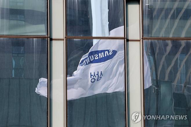 흔들리는 삼성전자 깃발 [연합뉴스 자료사진] 서울 삼성전자 서초사옥. 2025.7.8 hwayoung7@yna.co.kr