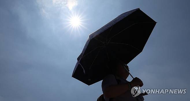 올해 첫 폭염주의보 발령된 대구 대구에 올해 첫 폭염주의보가 발령된 6월 27일 동대구역 인근에서 한 시민이 양산을 쓰고 이동하고 있다. [연합뉴스 자료사진]